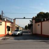 Superato poi l�incrocio con via di Maratona (quella in cui ha sede il pi� grande dormitorio pubblico) la strada affianca il muro di cinta bianco e rosso della caserma Briscese...